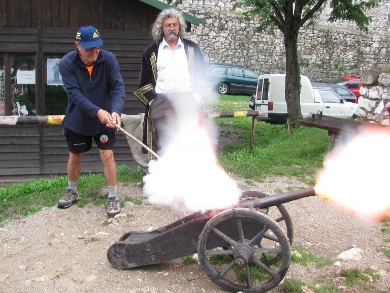 Ein Mann feuert eine Kanone auf dem Zipser Burg