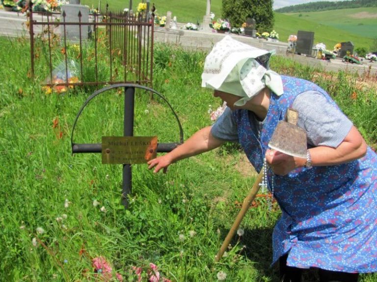 Family heritage tour - help of local lady at the cemetery in Udol, Slovakia