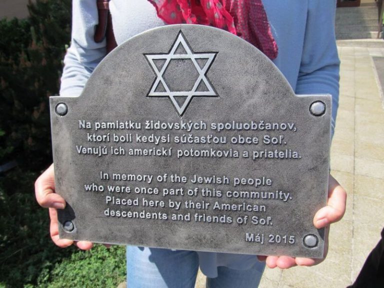 Placing the plaque in memory of the Jewish community in the village Soľ - Eastern Slovakia